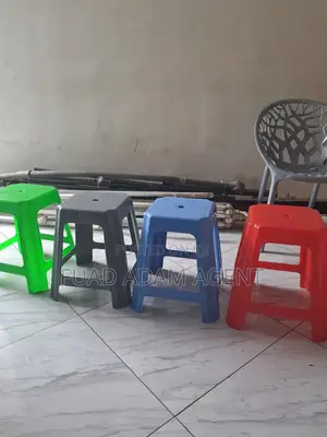 Plastic Stool, የፕላስቲክ ዱካ፡ ኩርሲ