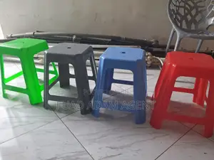 Plastic Stool, የፕላስቲክ ዱካ፡ ኩርሲ