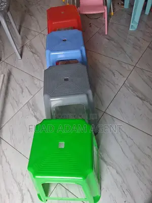 Plastic Stool, የፕላስቲክ ዱካ፡ ኩርሲ