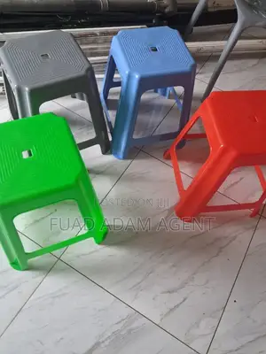 Plastic Stool, የፕላስቲክ ዱካ፡ ኩርሲ