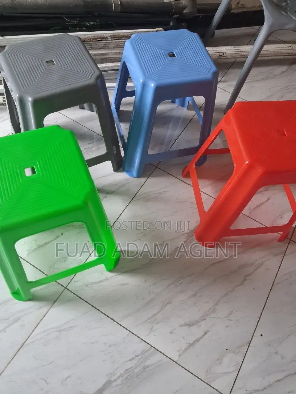 Plastic Stool, የፕላስቲክ ዱካ፡ ኩርሲ