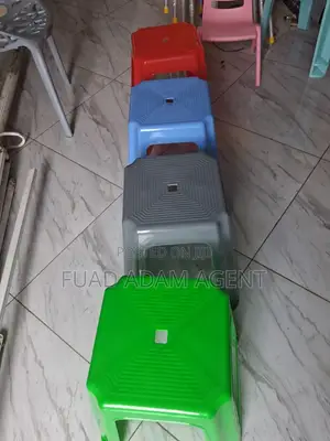 Plastic Stool, የፕላስቲክ ዱካ፡ ኩርሲ
