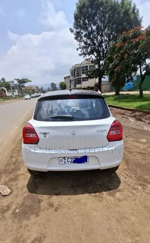 Suzuki Swift 2022 White