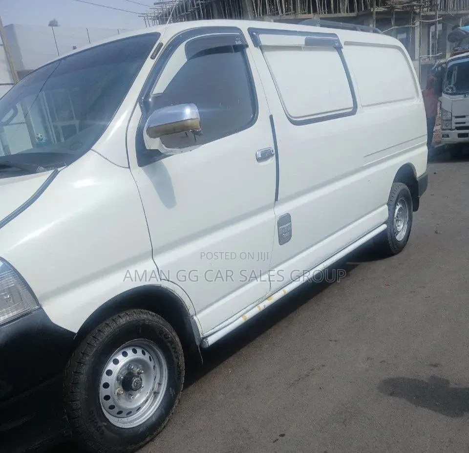 Toyota HiAce 2010 White