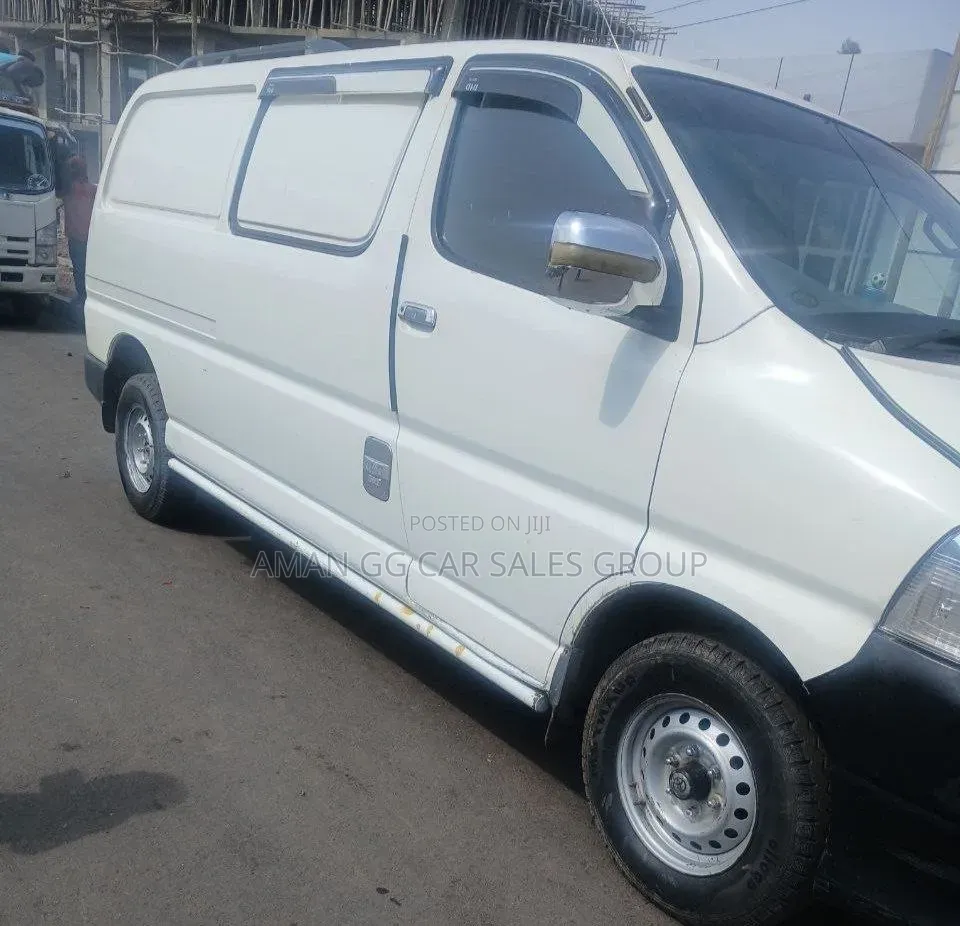 Toyota HiAce 2010 White