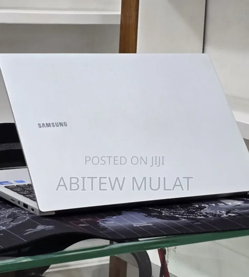 New Laptop Samsung Galaxy Book4 16GB Intel Core 7 SSD 512GB