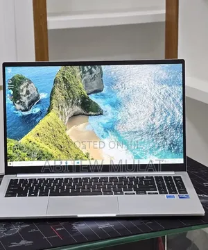 New Laptop Samsung Galaxy Book4 16GB Intel Core 7 SSD 512GB