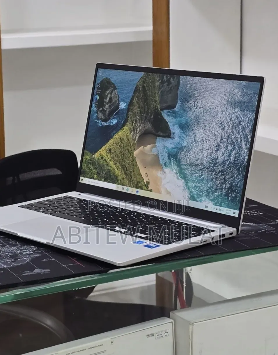 New Laptop Samsung Galaxy Book4 16GB Intel Core 7 SSD 512GB