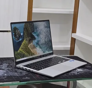 New Laptop Samsung Galaxy Book4 16GB Intel Core 7 SSD 512GB
