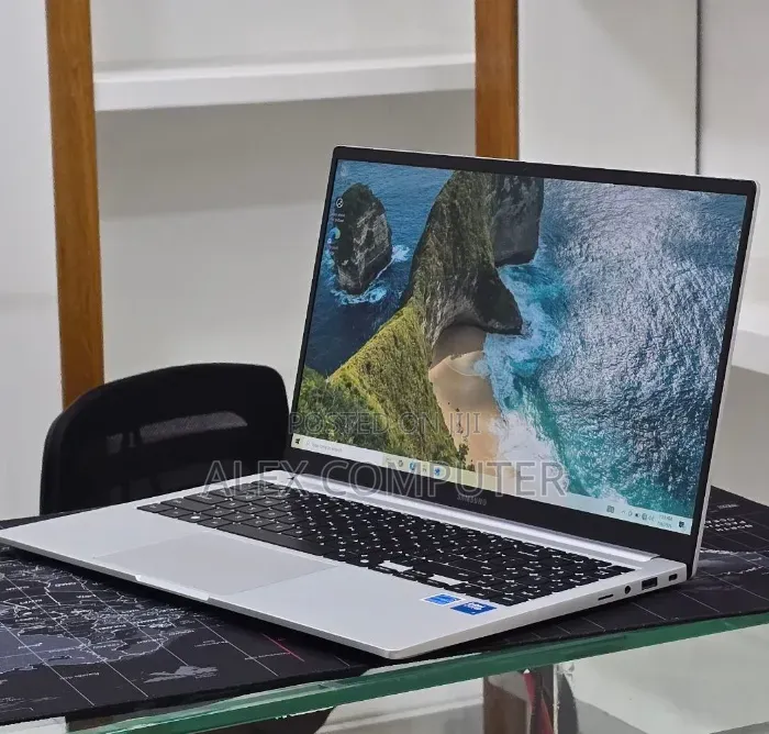 New Laptop Samsung Galaxy Book4 16GB SSD 512GB