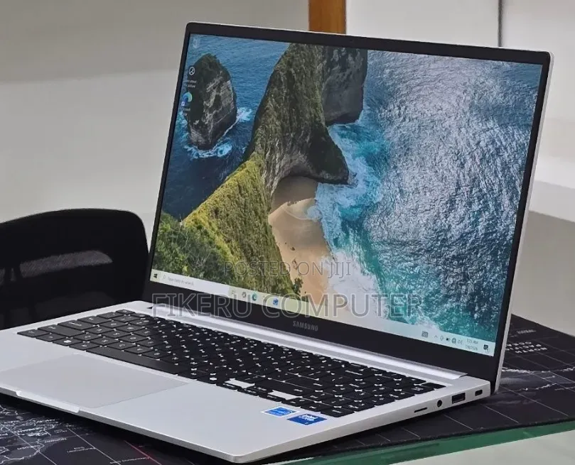 New Laptop Samsung Galaxy Book4 16GB Intel Core i7 SSD 512GB