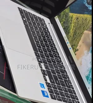 New Laptop Samsung Galaxy Book4 16GB Intel Core i7 SSD 512GB