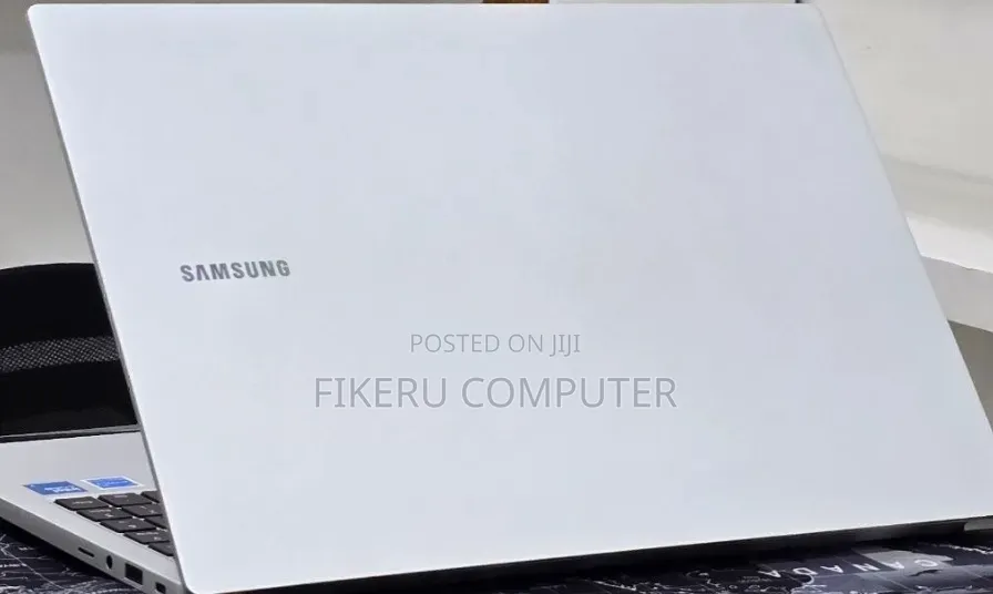 New Laptop Samsung Galaxy Book4 16GB Intel Core i7 SSD 512GB