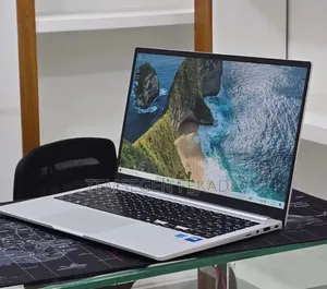New Laptop Samsung Galaxy Book4 16GB Intel Core 7 SSD 512GB