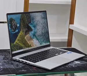 New Laptop Samsung Galaxy Book4 16GB Intel Core 7 SSD 512GB