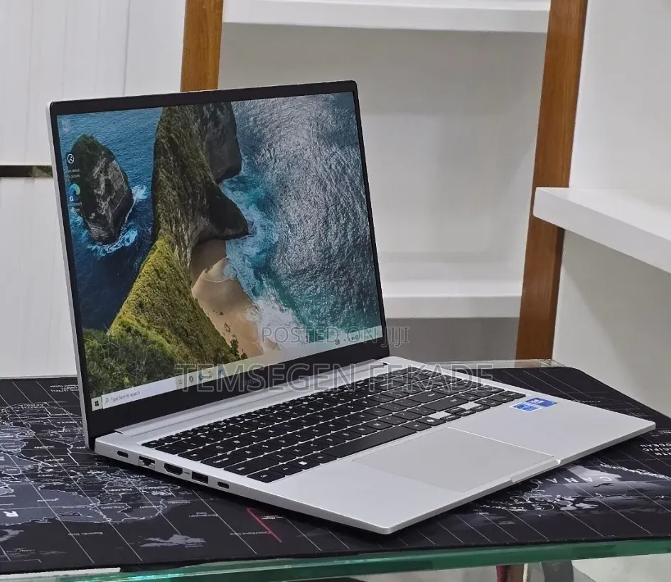 New Laptop Samsung Galaxy Book4 16GB Intel Core 7 SSD 512GB