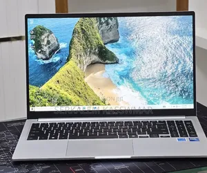 New Laptop Samsung Galaxy Book4 16GB Intel Core i7 SSD 512GB