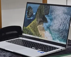 New Laptop Samsung Galaxy Book4 16GB Intel Core i7 SSD 512GB