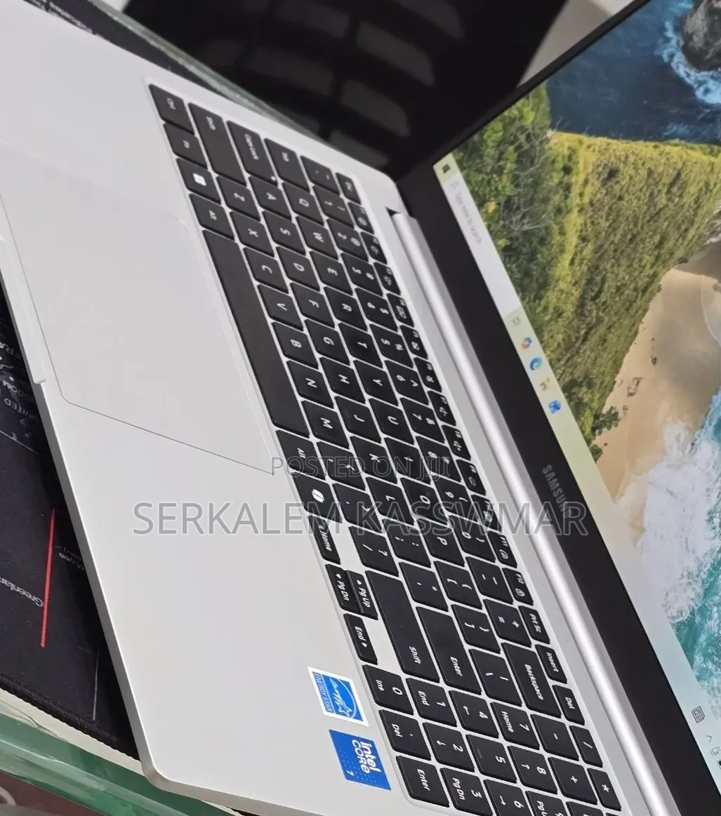 New Laptop Samsung Galaxy Book4 16GB Intel Core i7 SSD 512GB