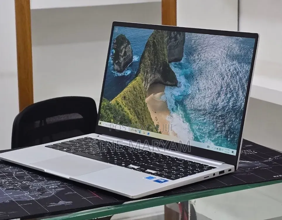 New Laptop Samsung Galaxy Book4 16GB Intel Core 7 SSD 512GB