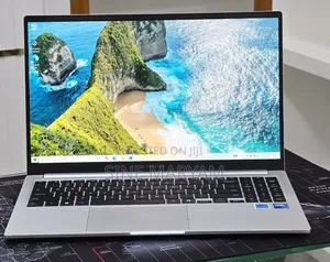 New Laptop Samsung Galaxy Book4 16GB Intel Core 7 SSD 512GB