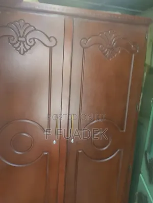 በንፁ ጣውላ የተሰራ ቁምሳጥን