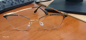ያማረ ወርቃማ የመነፅር ፍሬም (ከነ ማሸጊያው)