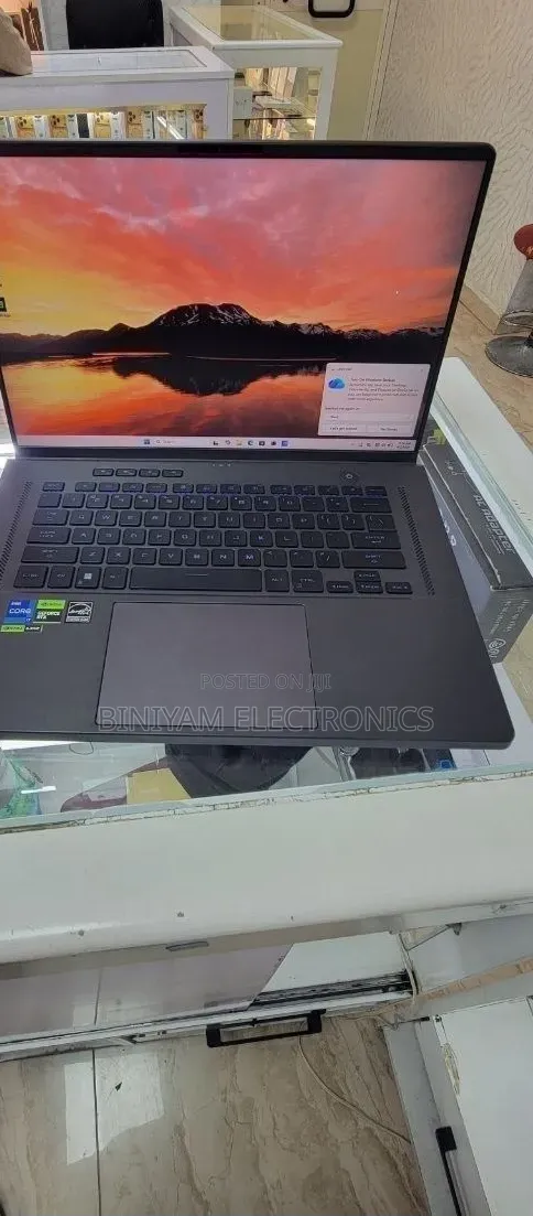 New Laptop Asus ROG Zephyrus G16 16GB Intel Core i7 SSD 512GB