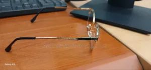ያማረ ወርቃማ የመነፅር ፍሬም (ከነ ማሸጊያው)