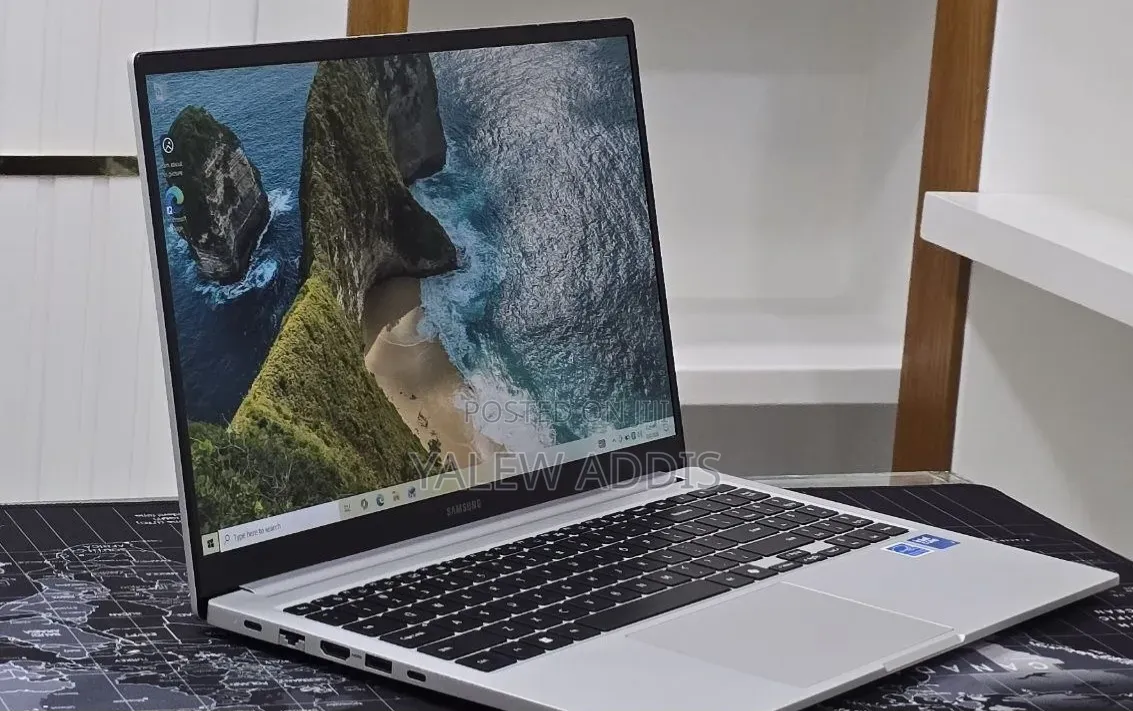New Laptop Samsung Galaxy Book4 16GB Intel Core 7 SSD 512GB