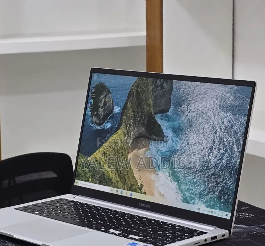 New Laptop Samsung Galaxy Book4 16GB Intel Core 7 SSD 512GB