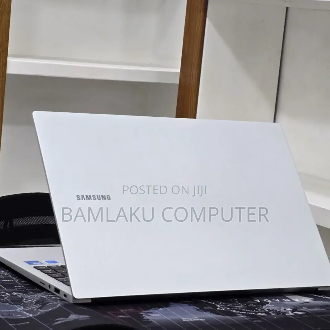 New Laptop Samsung Galaxy Book4 16GB Intel Core 7 SSD 512GB