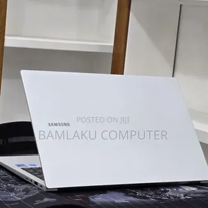 New Laptop Samsung Galaxy Book4 16GB Intel Core 7 SSD 512GB