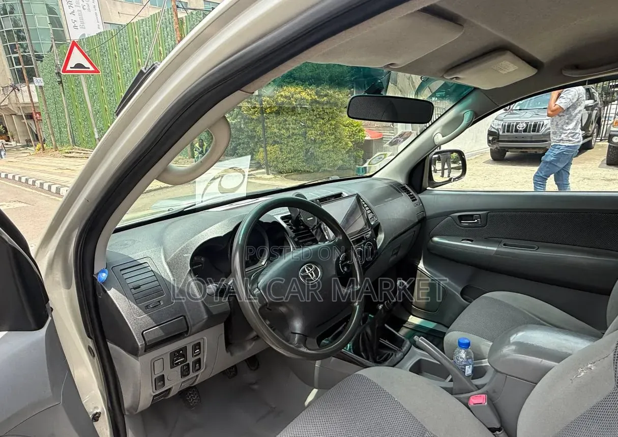 Toyota Hilux 2010 Gray