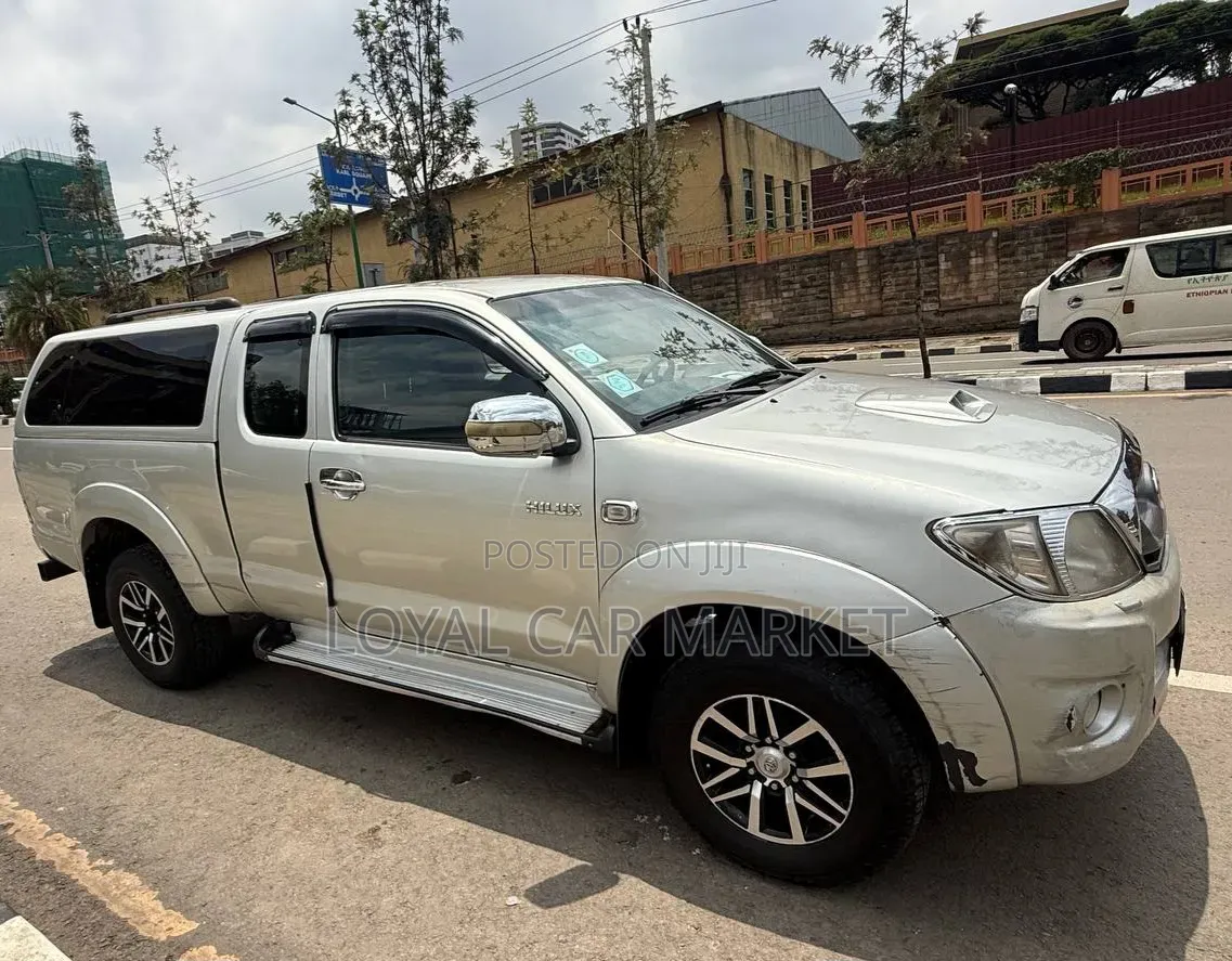 Toyota Hilux 2010 Gray