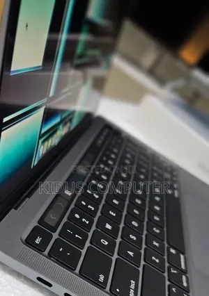 New Laptop Apple MacBook Pro 2022 M2 8GB Apple M2 SSD 256GB