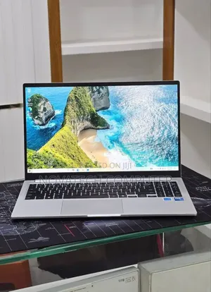 New Laptop Samsung Galaxy Book4 16GB Intel Core 7 SSD 512GB