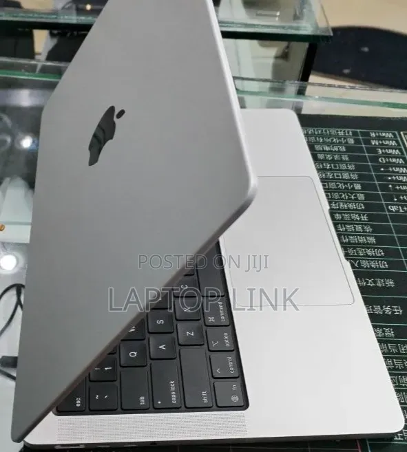 New Laptop Apple MacBook Pro 16GB Apple M5 SSD 512GB