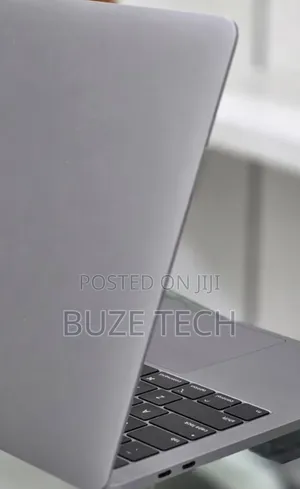 New Laptop Apple MacBook Pro 2019 16GB Intel Core i7 SSD 256GB