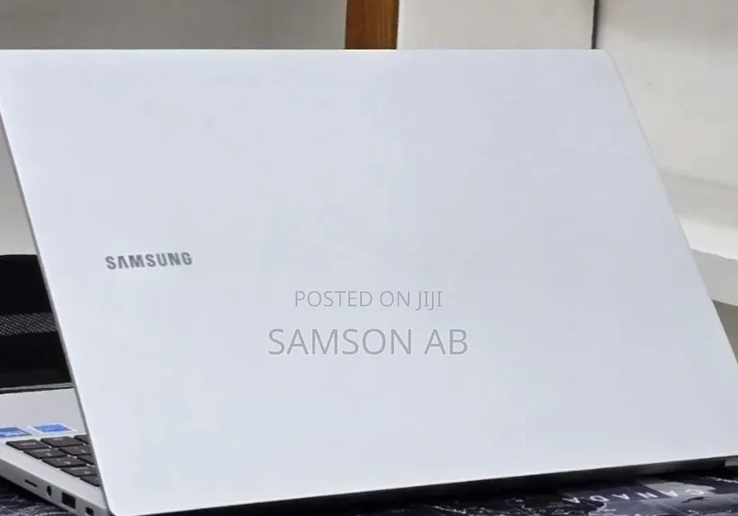 New Laptop Samsung Galaxy Book4 16GB Intel Core i7 SSD 512GB