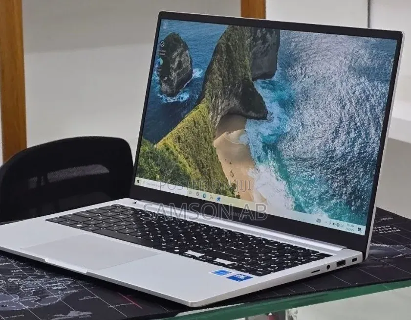 New Laptop Samsung Galaxy Book4 16GB Intel Core i7 SSD 512GB