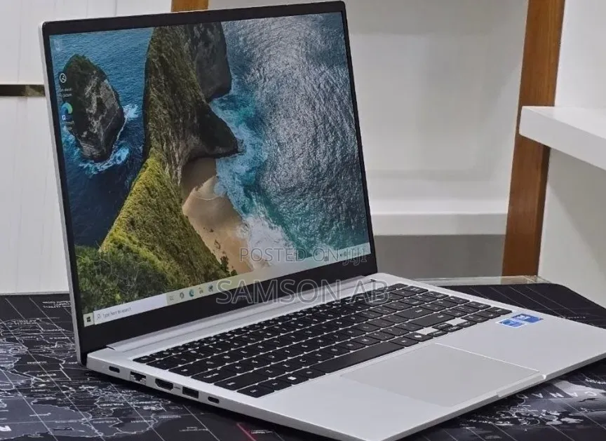 New Laptop Samsung Galaxy Book4 16GB Intel Core i7 SSD 512GB