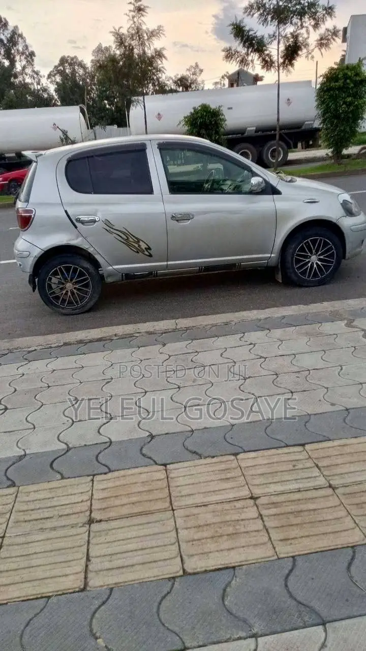 Toyota Vitz 2004 Gray