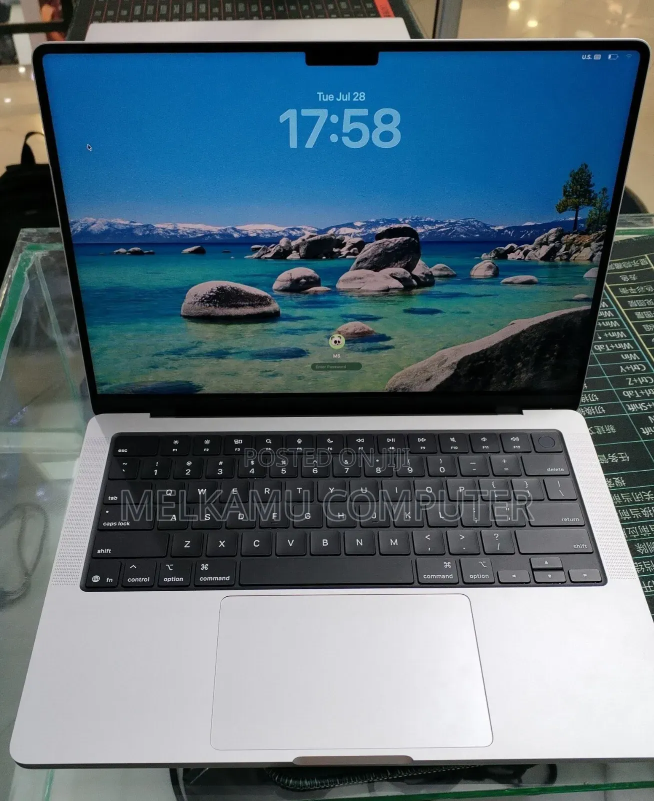 New Laptop Apple MacBook Pro 2025 M5 16GB Apple M5 SSD 512GB