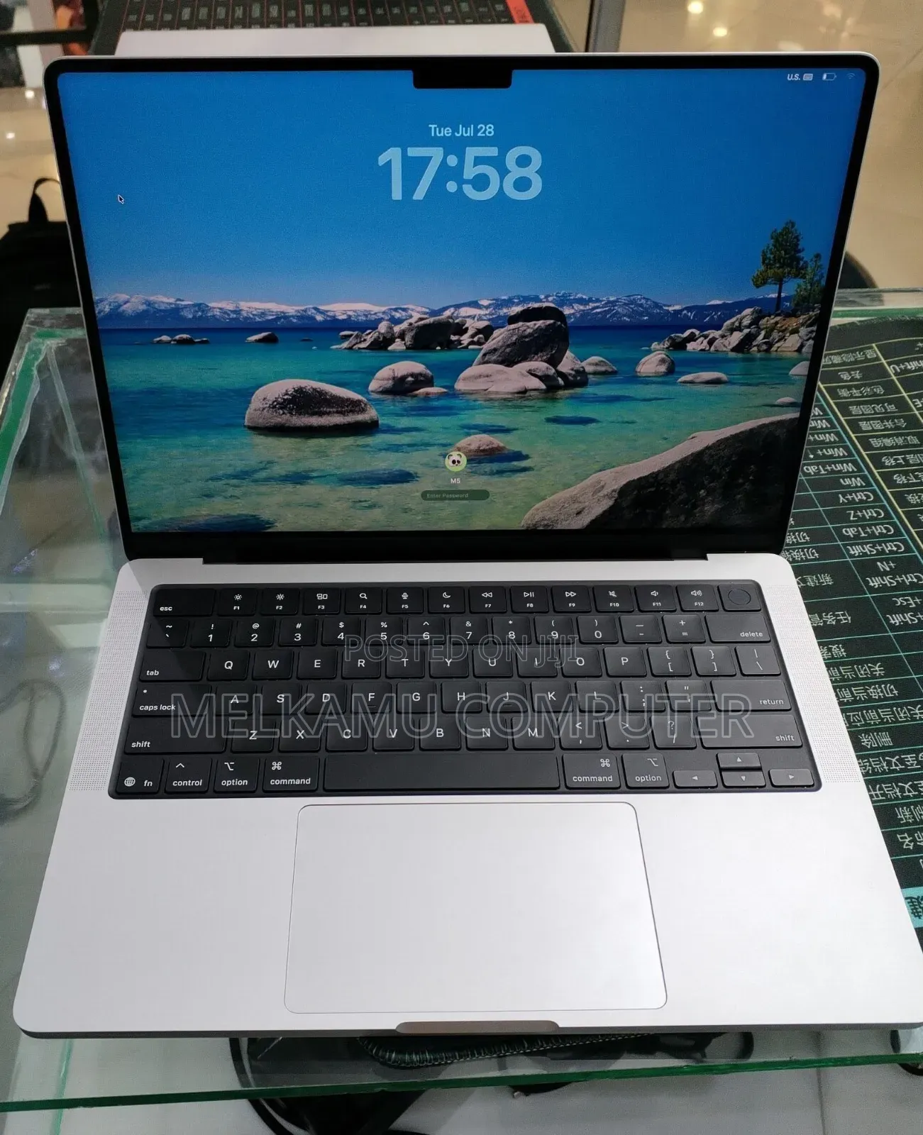 New Laptop Apple MacBook Pro 2025 M5 16GB Apple M5 SSD 512GB