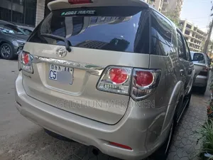 Toyota Fortuner 2011 Gold