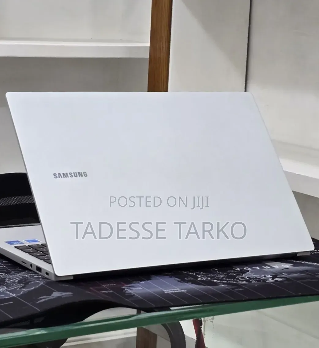 New Laptop Samsung Galaxy Book4 16GB Intel Core 7 SSD 512GB