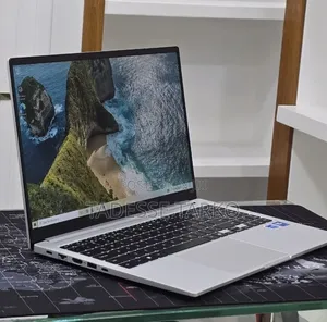 New Laptop Samsung Galaxy Book4 16GB Intel Core 7 SSD 512GB