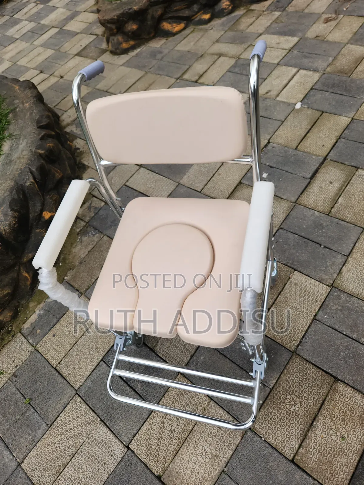 Toilet Chairs Come With 4 Wheels That Allow You to Change Your ባለ ፖፖ