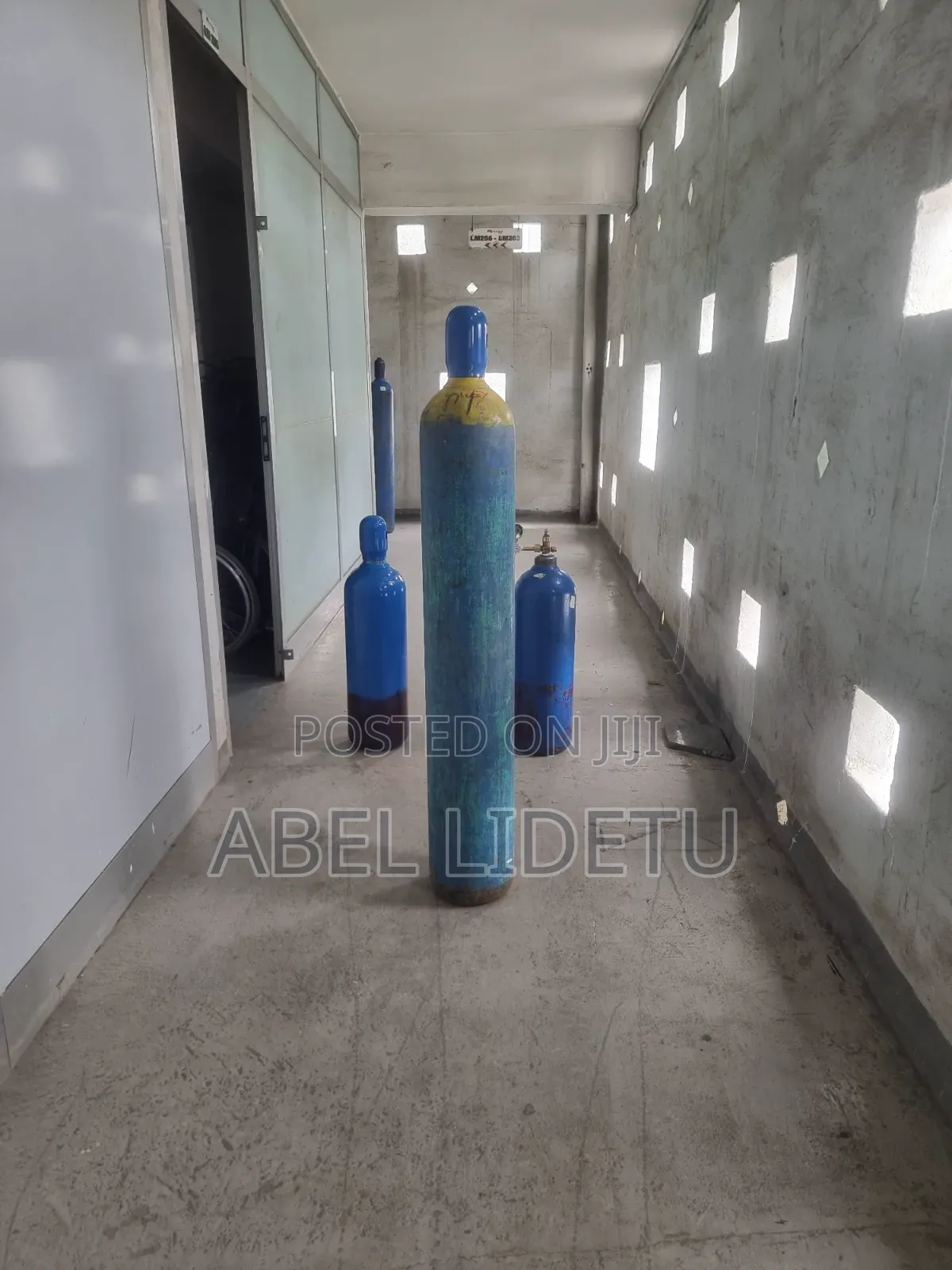 Complete Oxygen Cylinder With Essential Breathing Accessories